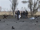 Trosky automobilu, který na pedmstí Mariupolu zniila exploze (2. listopadu...