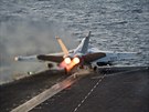 Stroj  EA-18G Growler startuje z letadlové lodi USS Carl Vinson k náletm na...