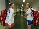 V DOBRÉ NÁLAD. Lucie Hradecká a Petra Kvitová rozdávají úsmvy ped tréninkem...