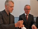 Martin Hausenblas z hnut PRO! st (vlevo) s Josefem Zikmundem z hnut ANO pi...