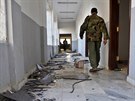 Voják prochází ponienou budovou v Benghází, kterou vyuívali islamisté (3....