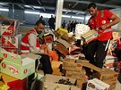 Pracovníci Libyjského erveného plmsíce pipravují potravinovou pomoc pro...