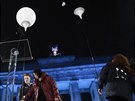 Balóny z instalace Lichtgrenze 2014 odlétají ped Braniborskou bránou pi...