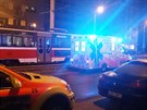 Tramvaj v praské Olanské ulici pejela v kolejiti leící enu, ta tkým...