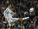 VSTELÍ BRANKU? Cristiano Ronaldo (vpravo) z Realu Madrid se snaí dát gól v...
