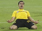 Sokratis Papastathopoulos z Borussie Dortmund oslavuje svj gól do sít...