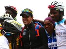 panlský pistolník Alberto Contador v obleení afrických cyklistických