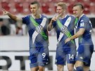 KANONÁDA. Fotbalisté Wolfsburgu slaví jeden ze ty gól do sít Stuttgartu....