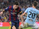 Z CESTY. Lionel Messi, hvzda Barcelony, obchází s míem ve vápn Sergi Gomeze...