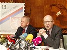 Píleitostnou potovní známku pedstavili premiér Bohuslav Sobotka a ministr...