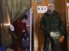ena ve východoukrajinském Doncku odevzdává svj hlas v nedlních volbách (2....