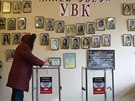 Volika odevzdává svj hlas v jedné z volebních místností v Doncku (2....