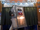 Jeden z len volební komise v Doncku chystá volební místnost pro nadcházející...