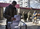 Východukrajintí separatisté hlasují o novém vedení nedaleko donckého letit...