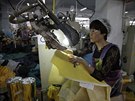 Pracovnice americké firmy ije v ínské provincii an-tung obleky, které budou...