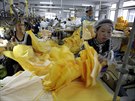 Zamstnanci americké firmy ijí v ínské provincii an-tung obleky, které budou...