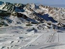 Kaunertalský ledovec, vlevo snow park, vpravo závodnícká zóna
