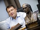 Bývalý premiér Jií Paroubek má v kancelái bustu bývalého eskoslovenského...