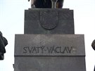 Na pomníku na Václavském námstí chybí jedno písmeno.