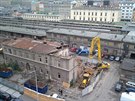 Za nov opravenou zdí Masarykova nádraí probíhá demolice staré budovy.