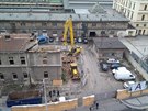 Za nov opravenou zdí Masarykova nádraí probíhá demolice staré budovy.