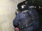 Policejní tkoodnci ped fotbalovým stadionem Sparty na praské Letné (6....