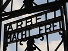Nápis Arbeit macht frei na dveích v památníku v bývalém koncentraním táboe v...