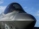První pistání letounu F-35 na letadlové lodi s pouitím háku