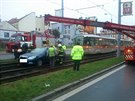 Auto v Plzni vjelo do kolejit a zastavilo tramvaje