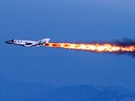 SpaceShipTwo při testovacím letu v dubnu 2013 nad Mohavskou pouští.