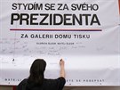 Od tvrtka 6. 11. 2014 se na plakát na Domu tisku v Trutnov podepisují lidé.