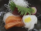 Plátky syrových ryb neboli sashimi, podávané pod vzneenjím názvem otsokuri.