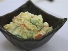 Japonský bramborový salát se servíruje v mističce a jí se samozřejmě hůlkami. 