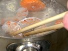 erstvé krevety vate v osolené vod (cca 2 minuty), krásn zroví. Koleka...