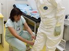 Vrchní sestra Drahomíra Vrbová testuje obleky pipravené v jihlavské nemocnici...