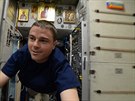 Astronaut Reid Wiseman proplouvá vesmírnou stanicí ISS.