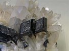 Wolfram s krystaly kemene a pyritu. Nalezeno v Peru, dnes v mineralogickém...