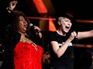 Aretha Franklin a Annie Lennoxová pi oslavách Rocknrollové sín slávy (2009)