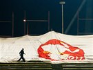 Ukradená vlajka hokejových Pardubic se objevila na tribun pi pohárovém utkání