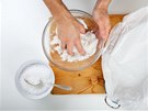 Z bílku, 50 ml vody a hrubozrnné soli vypracujeme tstíko.