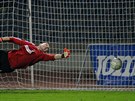 Frýdeckomístecký branká Matj Mihálek inkasuje gól v zápase s Ústím nad Labem.