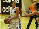 Strakonická basketbalistka Edita ujanová (vpravo) se snaí prosadit pes Amber...