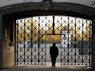 Hlavní vstupní brána v Dachau bez ukradené míe s nápisem Arbeit macht frei...