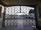 Hlavní brána koncentraního tábora v Dachau bez ukradené míe s nápisem Arbeit...