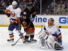 Jaroslav Halák hlídá brnaku NY Islanders ped atakujícím Devantem...
