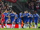 MODRÁ RADOST. Hrái Chelsea oslavují trefu Garyho Cahilla (druhý zleva).