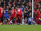 Gary Cahill z Chelsea (druhý zleva) stílí branku proti Liverpoolu.