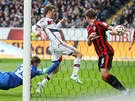 Thomas Müller (uprosted) z Bayernu Mnichov dává gól proti Frankfurtu.