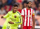 Neymar (vlevo) z Barcelony bí se spoluhrái slavit svou trefu.