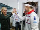 Tenisová legenda Martina Navrátilová (vlevo) se zdraví s Lucií afáovou na...